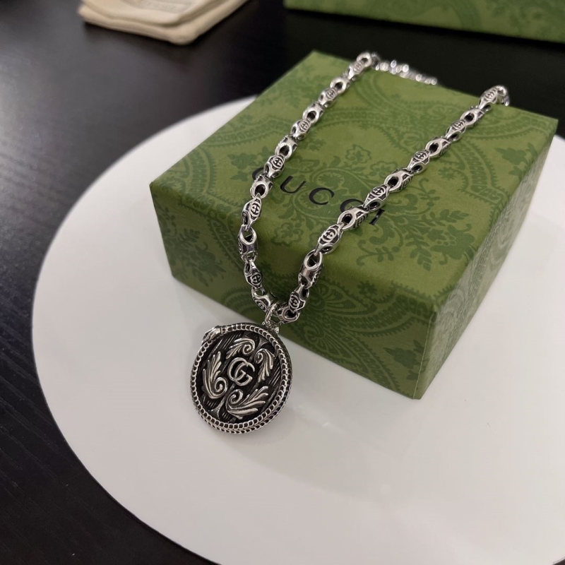 G*u*i necklaces